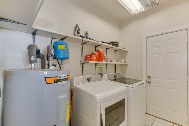 Building Photo - 407 Russell St