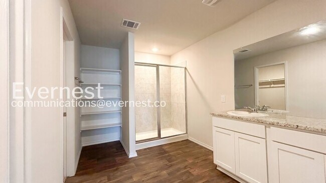 Building Photo - 3 Bed/2.5 Bath Home with Fenced Yard & Garage / Vouchers Accepted / Available Now!