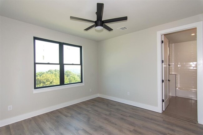 Building Photo - 2804 Lawrence Dr