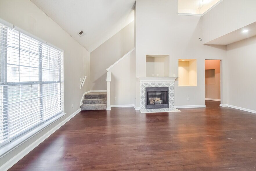 Building Photo - 10222 Green Moss Dr N