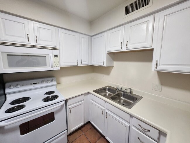 Building Photo - 827 E Hazel Dr