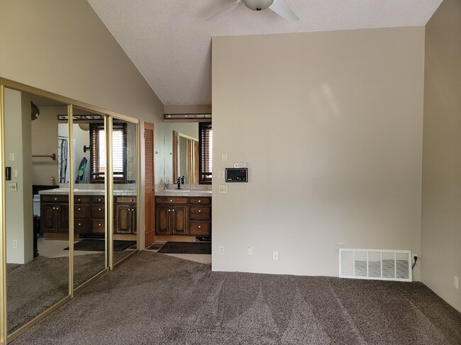 Building Photo - 1040 Budge Dr