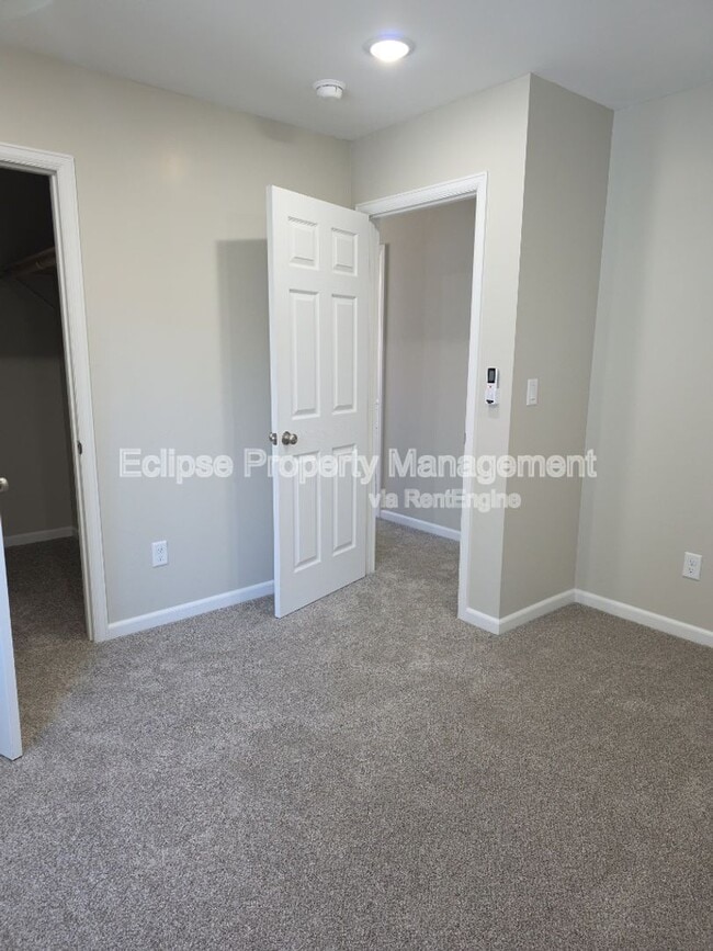 Building Photo - 2839 Elm Ave