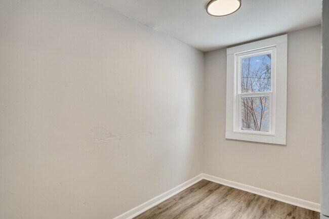 Building Photo - 1407 4th St S