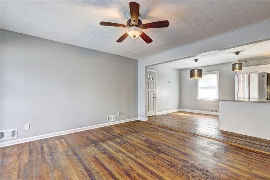 Building Photo - 667 Tara Cir SE