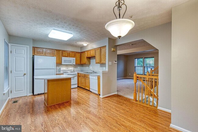 Building Photo - 27 Silver Birch Ct