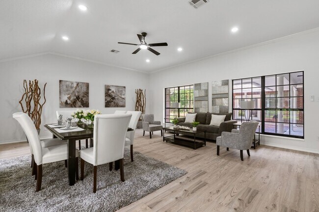 Building Photo - 10 Autumn Oaks Dr