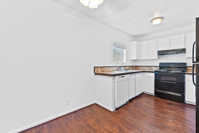 Building Photo - 2-Bedroom 1st-Floor Apartment – Move In To...
