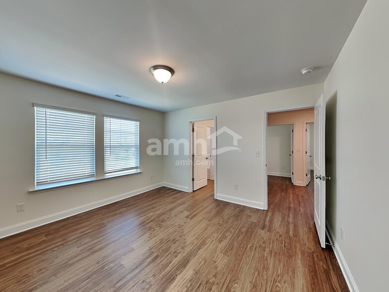 Building Photo - 4911 Trayton Ave