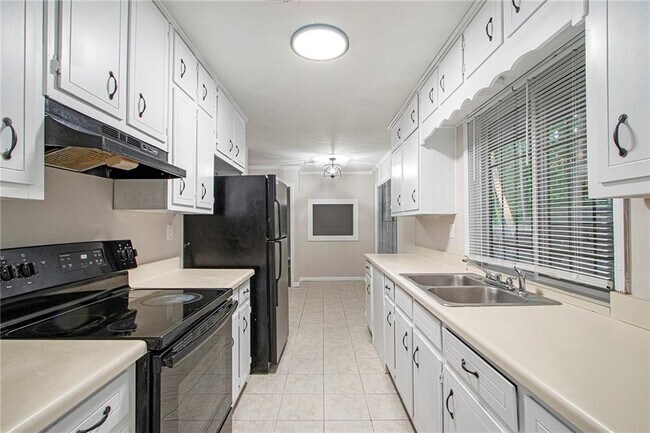 Building Photo - 2243 7 Oaks Cir
