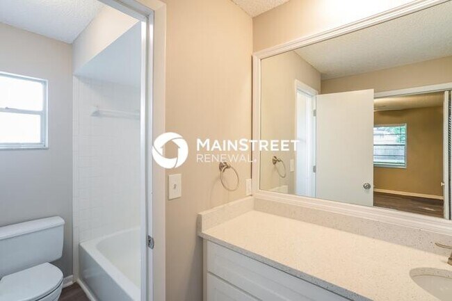 Building Photo - 3 Bedroom Pet-Friendly Home in LAKELAND, FL with Main Street Renewal