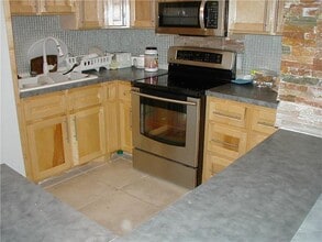 Building Photo - 2016 Main St