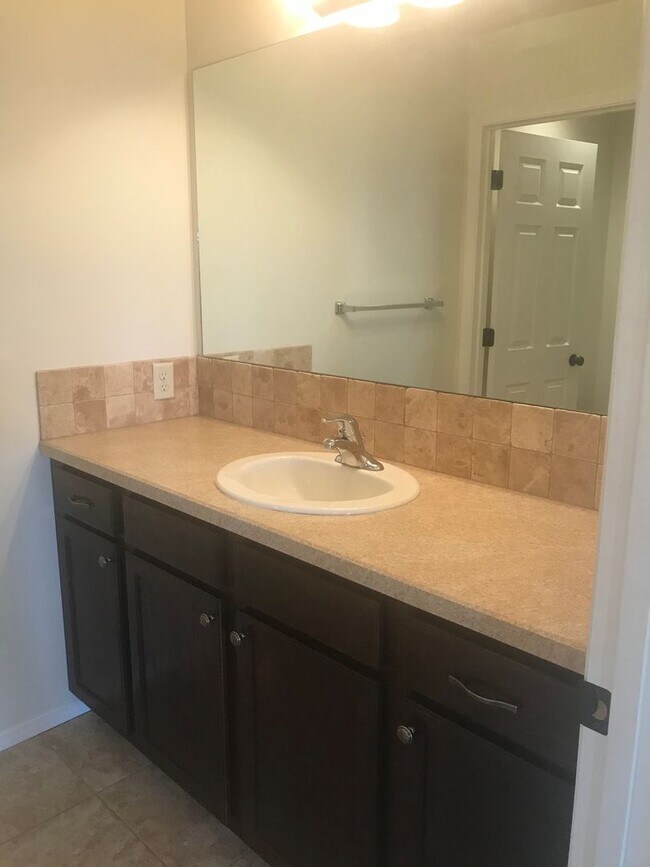 Building Photo - 2 Bedroom 2 Bathroom Condo