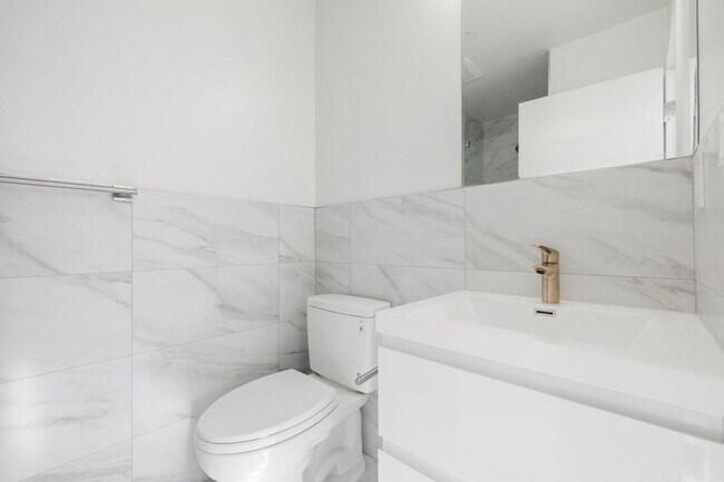 Building Photo - 693 Sutter St