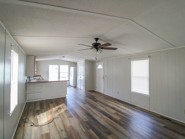 Building Photo - Move-In Ready & Lawn Care Included!
