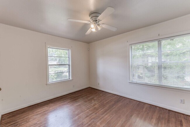 Building Photo - 2027 Sheridan St