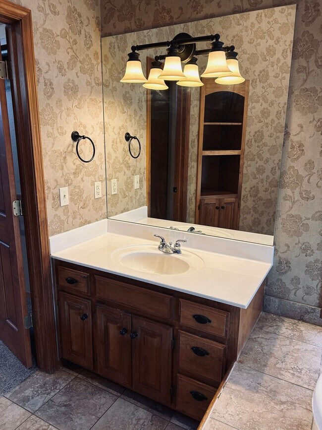 Building Photo - Gorgeous Home Located on Rivercut Golf Cou...