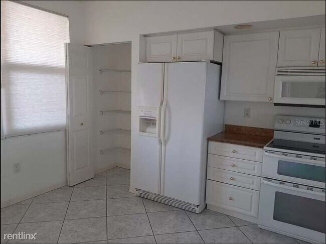 Building Photo - 6495 Shoreline Dr