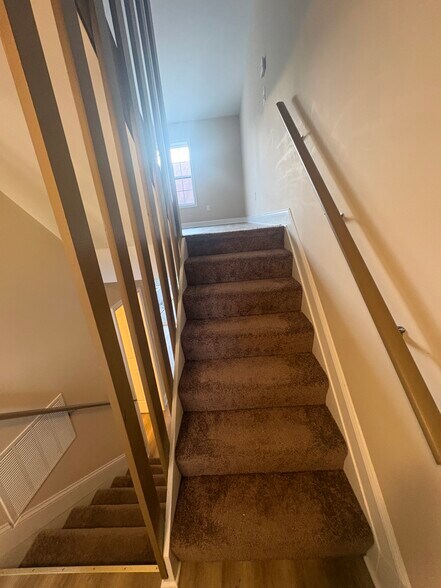 Building Photo - 302 Hendrickson Ln