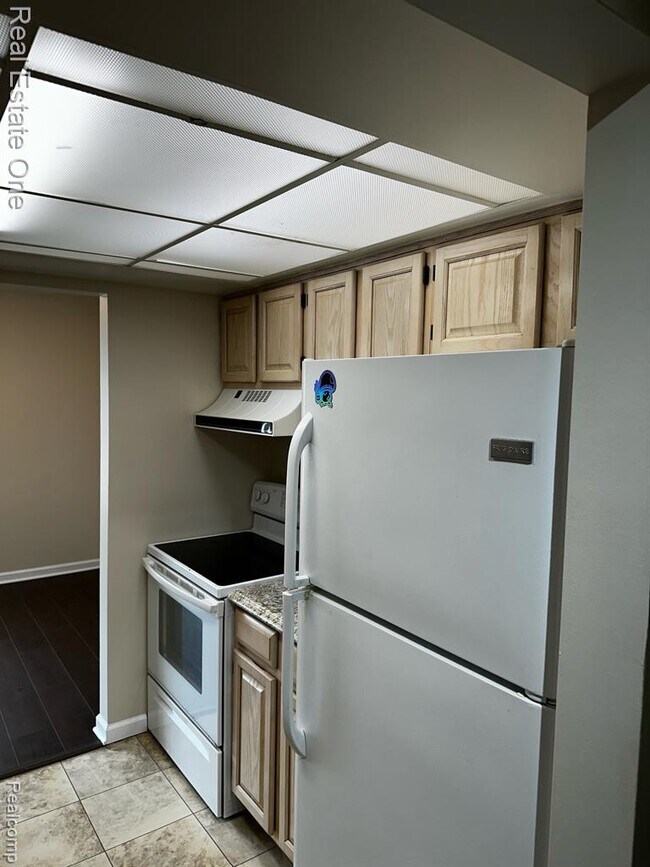 Building Photo - 780 E Fox Hills Dr