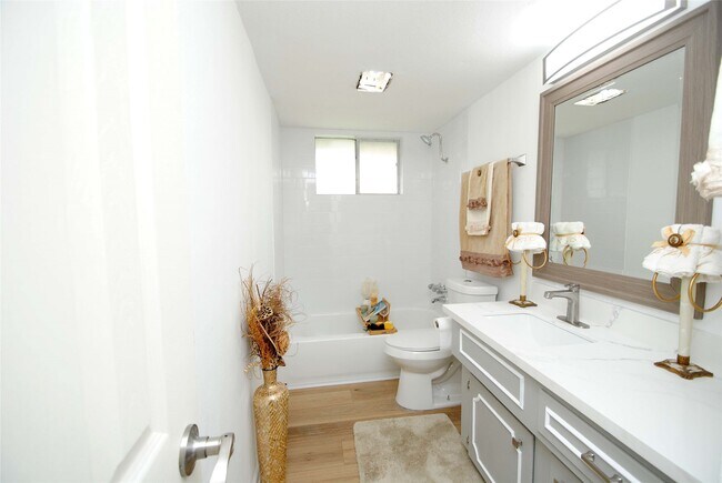 Building Photo - 2135 Bunzel St