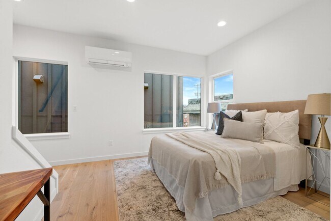 Building Photo - Like new 2 bedroom townhome in Georgetown