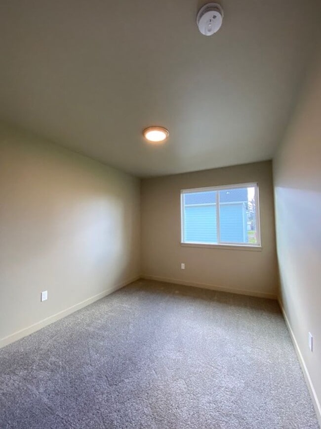 Building Photo - 3 Bedroom Duplex Close to Shopping and Schools!