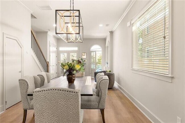 Building Photo - 722 Lakeview Ave NE