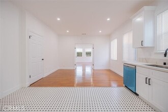 Building Photo - 418 N Hill Ave