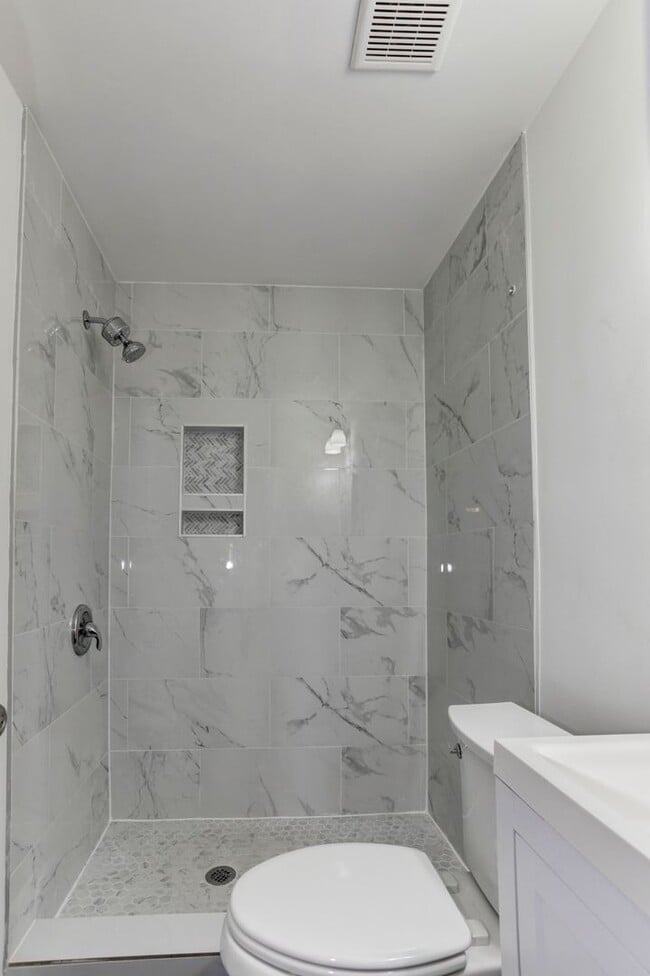 Building Photo - Trinidad Rowhome | 2 Bed | 1 Bath | 800 Sf | Large Fenced-In Front Porch & Fenced-in Backyard | 2...