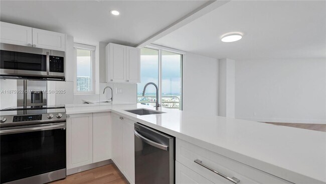 Building Photo - 555 NE 34th St