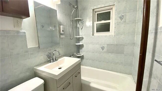 Building Photo - "Charming 3-Bedroom Unit in Queens – Spacious 900 Sq Ft Living!"