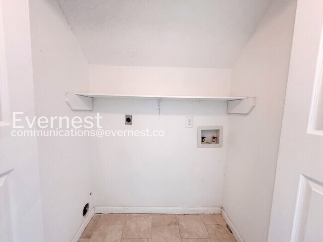 Building Photo - 4 Bed, 2.5 Bath with Fenced Yard & Garage / Pet-Friendly / Available Now!