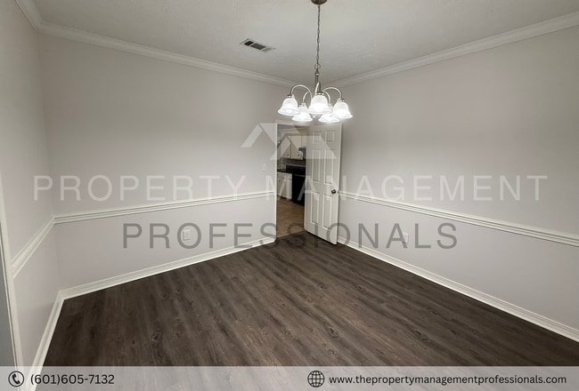 Building Photo - Renovated beauty near the country club and golf course!