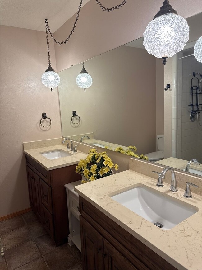 Building Photo - Two-story, four-bedroom, three-bathroom ho...