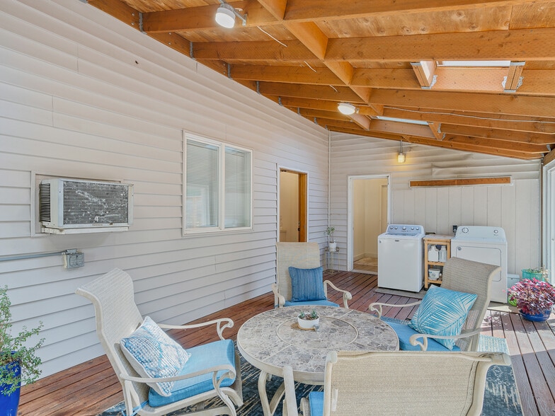 Shared sunroom and washer/dryer - 1215 SE Lexington St