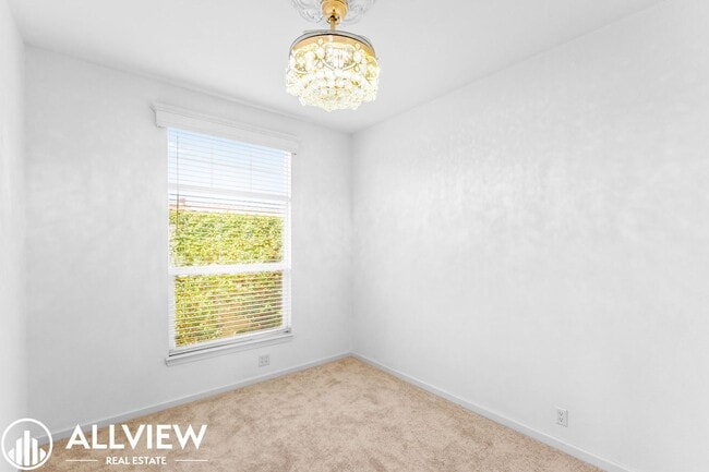 Building Photo - Stylish and beautiful 3-Bed Home with Land...