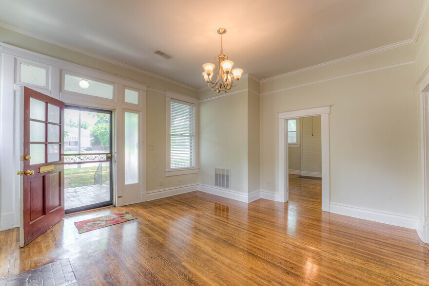 Building Photo - 1526 N Parkway