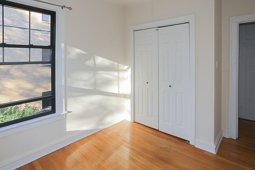 Building Photo - 1700 W Thorndale Ave