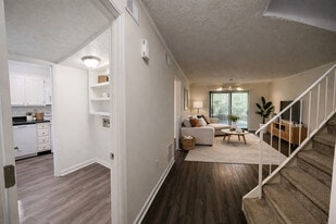 Building Photo - Dunwoody Trails Townhomes