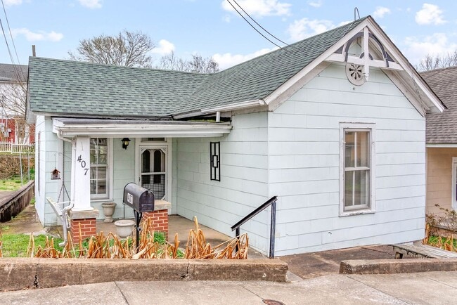 Building Photo - Cozy 2 Bedroom Downtown Home Available!