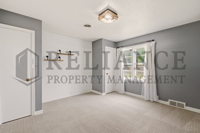 Building Photo - 1458 N Old Manor Rd