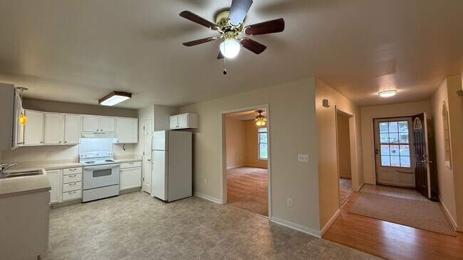 Building Photo - 3 Bedroom Rambler in Spotslvania