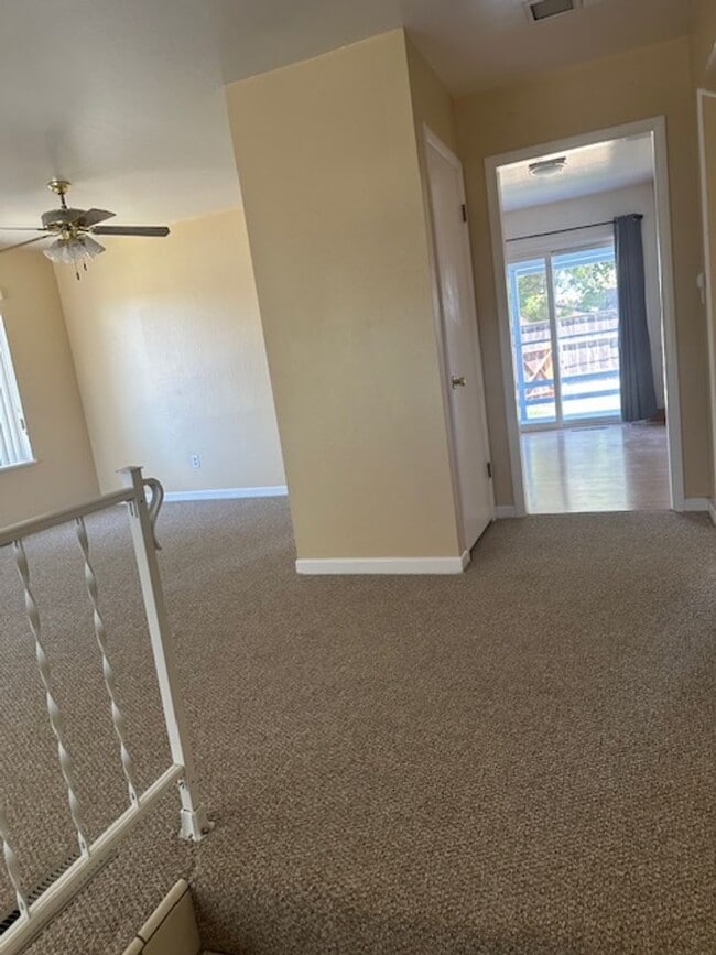 Building Photo - 4 Bed, 21/2 Bath Split level single family...