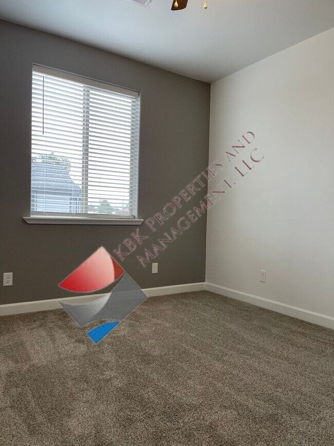 Building Photo - 1703 Ross Ave