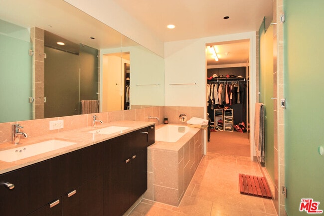 Building Photo - 6250 Hollywood Blvd