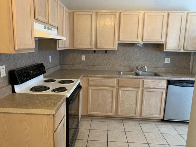 Building Photo - 2807 Cantabrian Dr