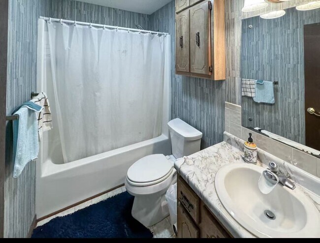 Building Photo - 810 Highland Dr