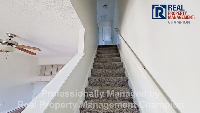 Building Photo - Super cute 2 BD/2.5 BA Townhome with Screened Porch