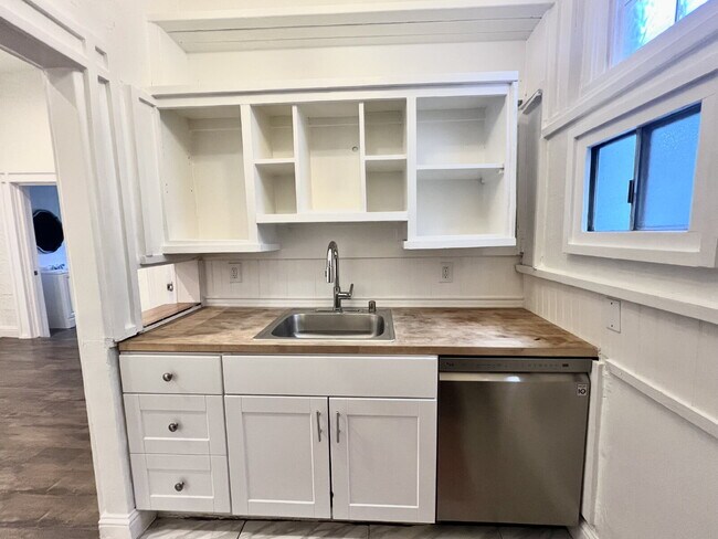 Building Photo - Bottom Unit with Tall Ceilings W/ Backyard